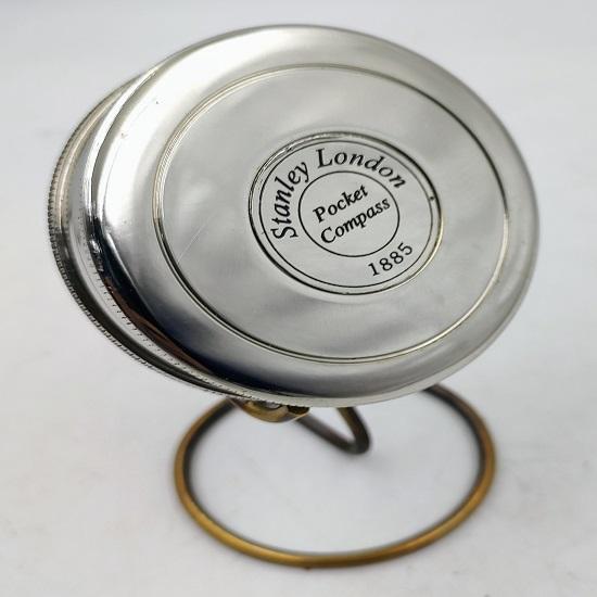 Gedichtkompass aus silbernem Messing, 7,6 cm, mit schönem Präsentationsständer. Ein perfektes Schreibtischaccessoire und eine schöne Ergänzung zu einer nautischen Kollektion