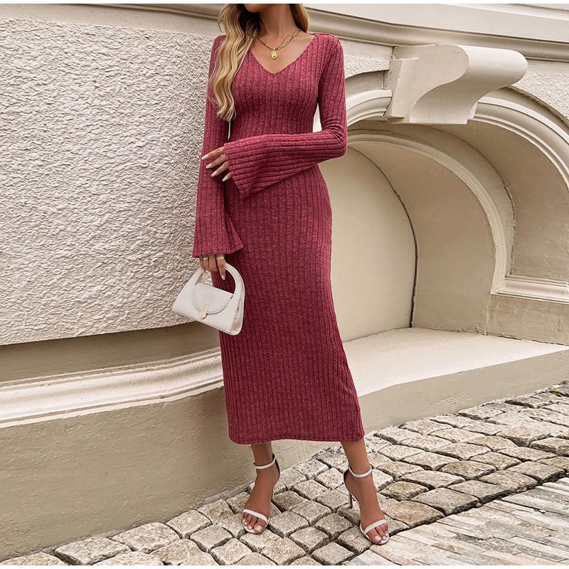Трикотажное женское платье с длинным рукавом и V-образным вырезом — фото 20