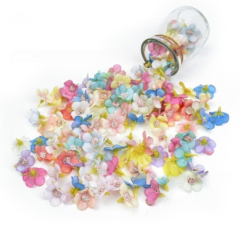 50 Stück/Lose 2cm Mehrfarbiger Gänseblümchen-Blütenkopf Mini Seidenblume Künstliche Blume Kranz Schneidezubehör für Heim- und Hochzeitsdekoration