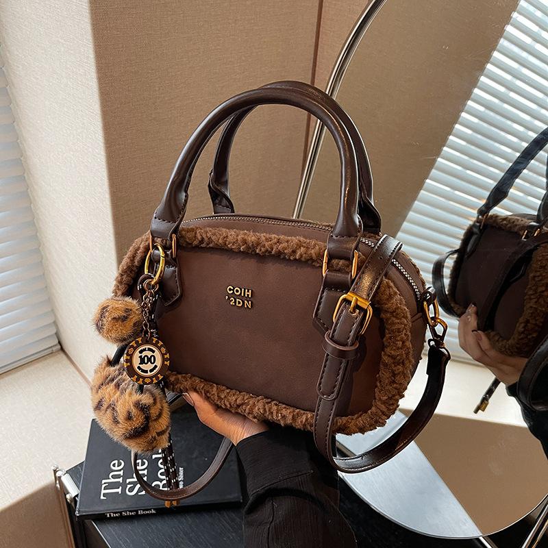 Frosted Retro Bag Women's 2025 New Fashion Niche Design Messenger Bag Plush Portable Pillow Bag
