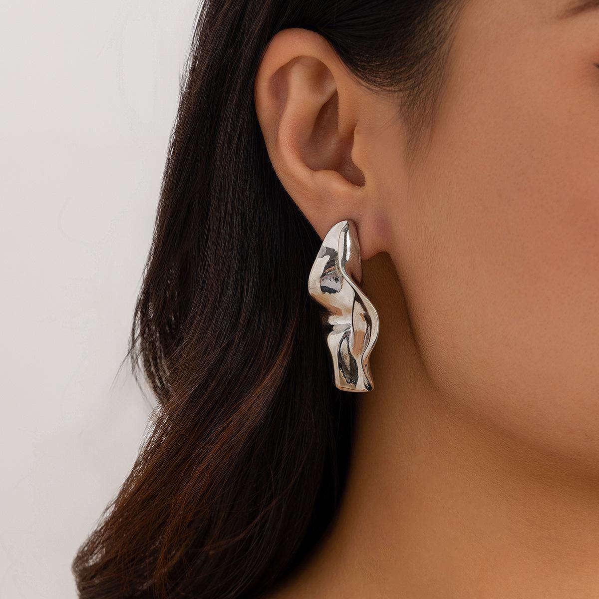 

Серьги-кольца в европейском и американском геометрическом стиле с витыми кольцами — нерегулярный полый дизайн, простой стиль из сплава