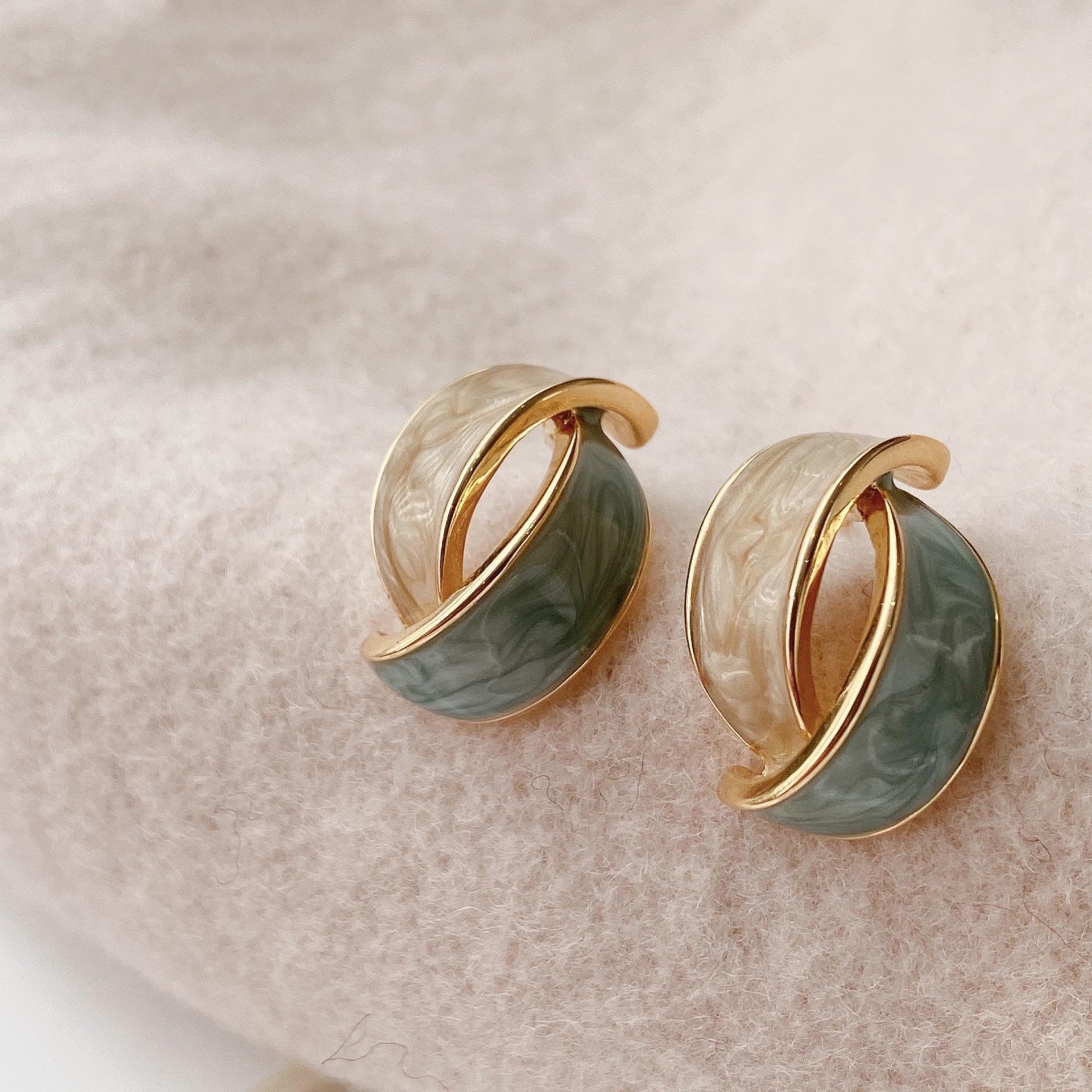 

Korean-Style 2022 Luxury French Niche Trendy Stud Earrings for Women