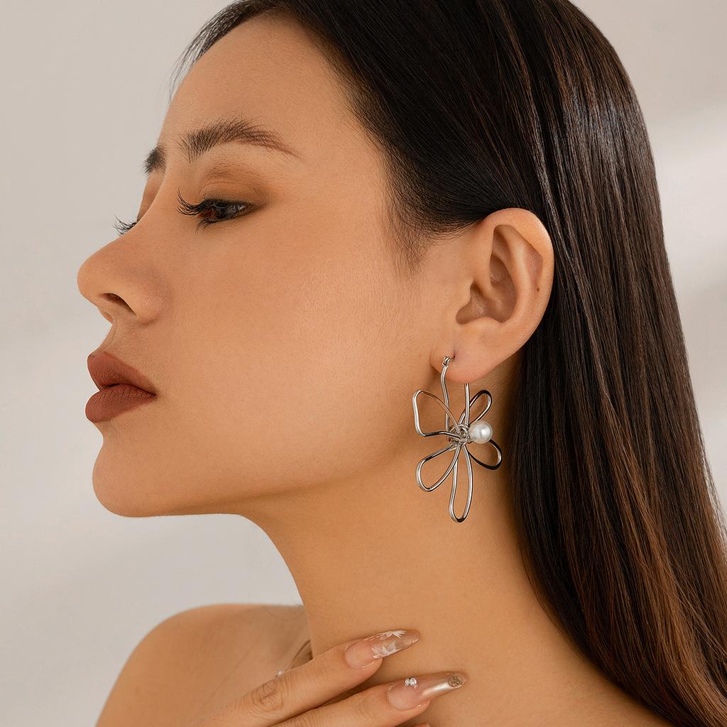 Exaggerated love flower long metal stud earring design sense Wrapped flower earrings earring design suitable for women's daily wear