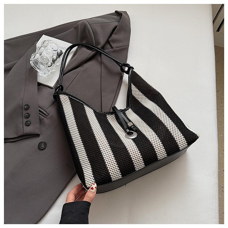 

Полосатая плетеная сумка-тоут большого размера под мышкой женская 2025 новая повседневная сумка-тоут большой вместимости для отдыха и отпуска соломенная сумка прилив чёрный