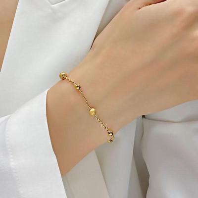 Elegantní titanový náramek se zlatými korálky: Trendy, univerzální a šik dámský doplněk