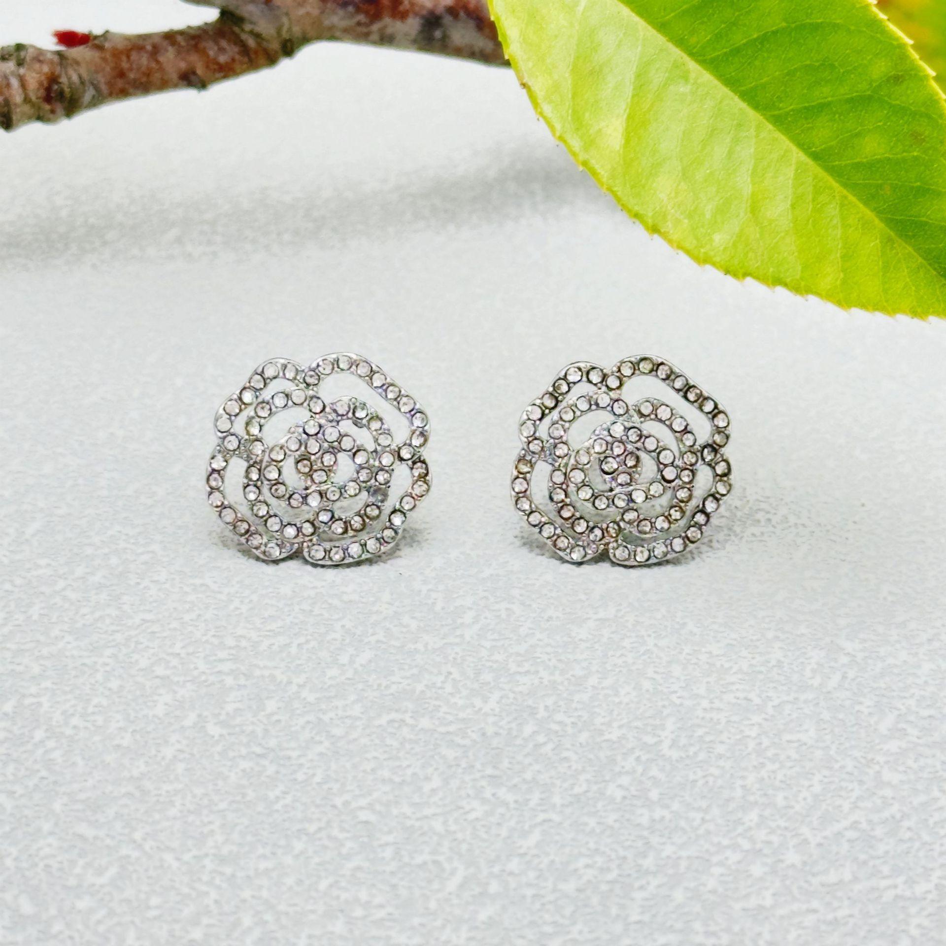 

Hollow Camellia Slightly Inlaid Zircon Fresh Pastoral Design Cold Wind Stud Earrings серебряный