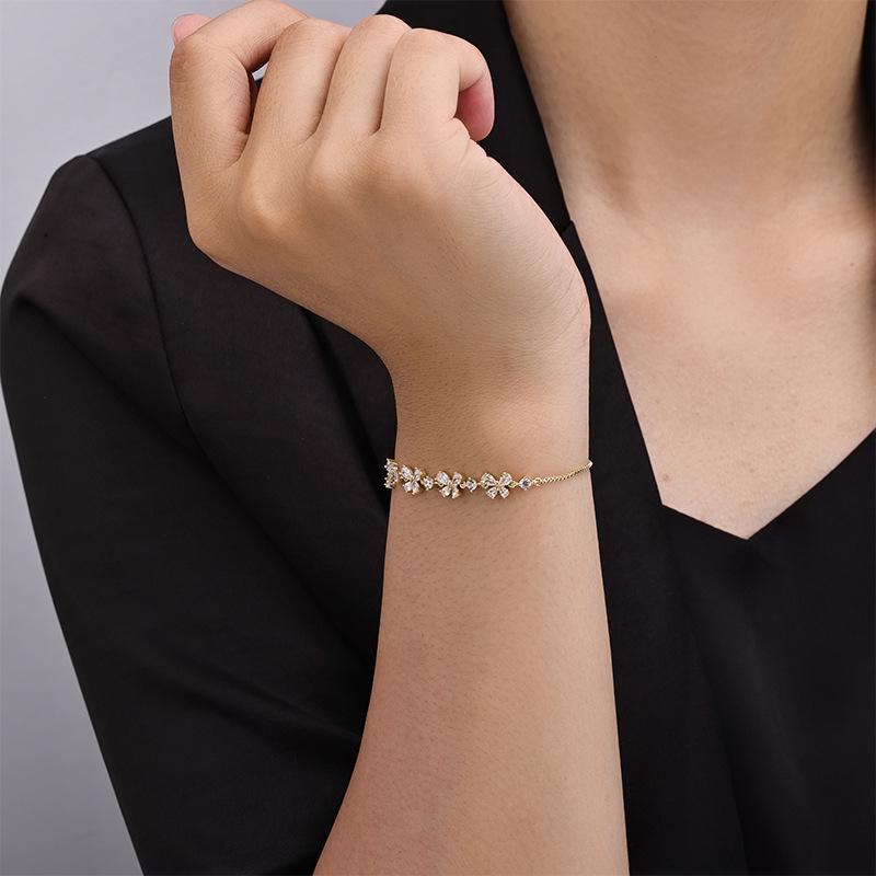 Luxurious Copper Alloy Bow Tie Bangle: Elegant Women's Jewelry