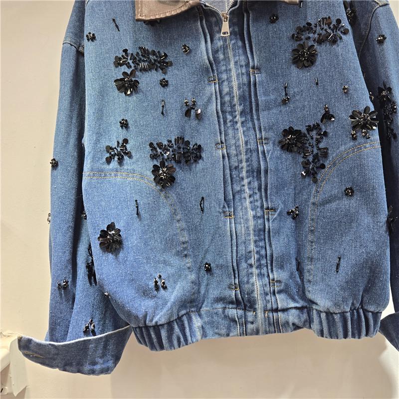 Jaqueta Jeans Feminina de Inverno 2025: Patchwork Color Block com Flores Bordadas 3D e Lantejoulas.
