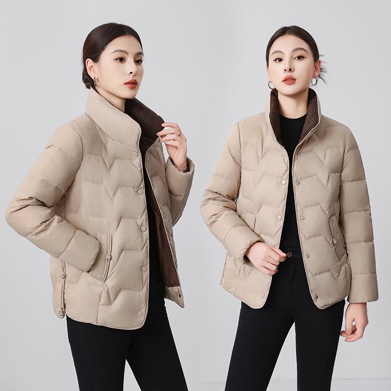 

Женская короткая легкая пуховая куртка - Модный отложной воротник, Утиный пух, Корейский стиль 2025, Теплая верхняя одежда 3XL (65-72.5kg) хаки