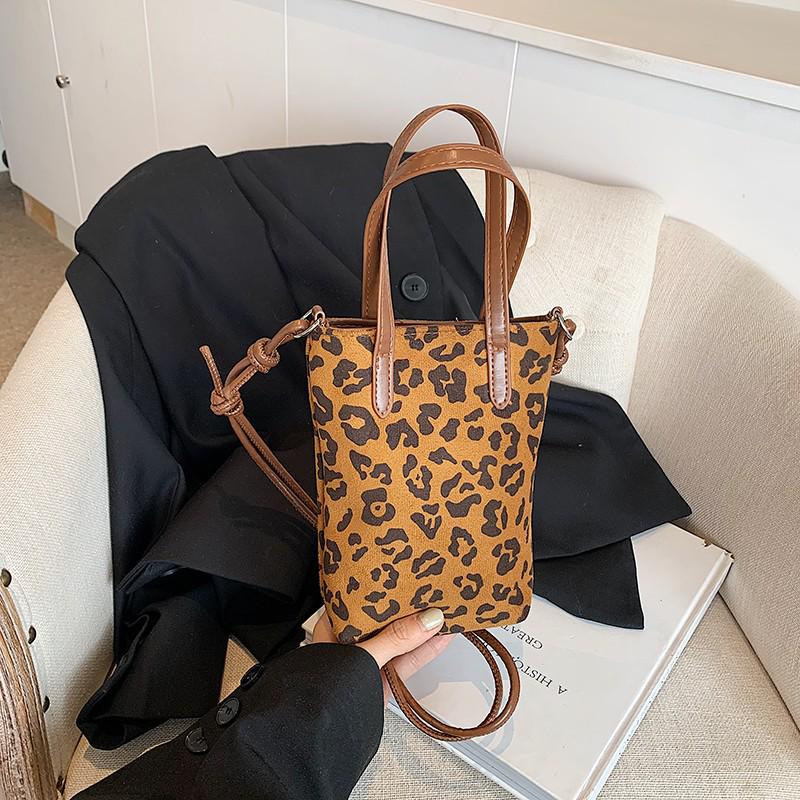 

Trendy Leopard Print Crossbody Bag 2025: Stylish & Versatile Phone Bag леопардовый/хаки