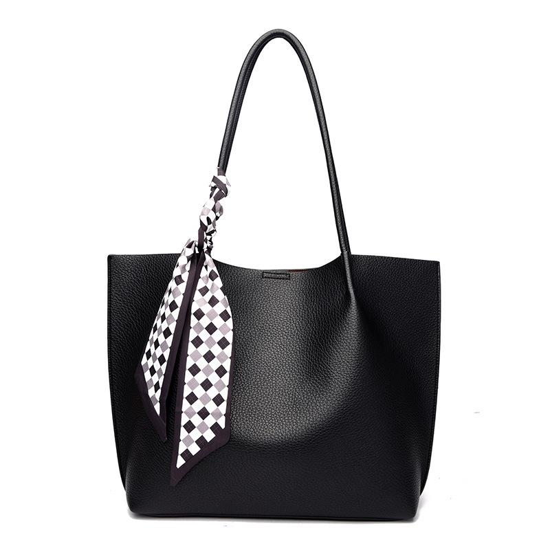 Large-capacity tote bag autumn and winter new trendy casual versatile commuter fashion women s bag child and mother bag чёрный
