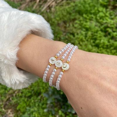 26 braccialetti di perle artificiali con ciondolo a conchiglia con lettere dell'alfabeto, per donne e ragazze, affascinanti braccialetti di perle simulate, gioielli