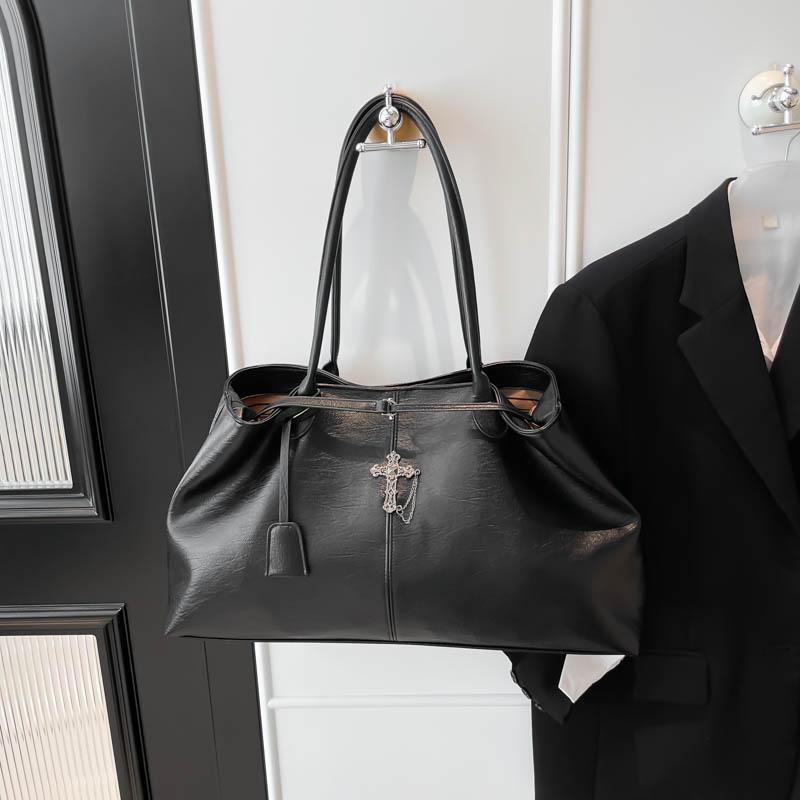 

Women s PU Leather Shoulder Bag 2025 Winter New Fashion Retro Underarm Bag Luxury Designer Tote Bags Large Capacity Shoulder Bag