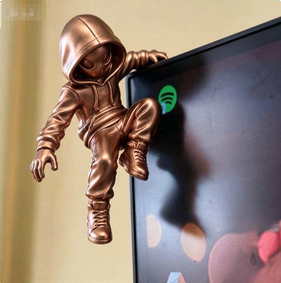 Climb Hoodie Alien Mini-Statue 3D-Druck Kletterfigur für Monitor-Oberseite Dekoration Seltsame Neuheit Schreibtischkante Gaming-Raum Dekor Geschenke