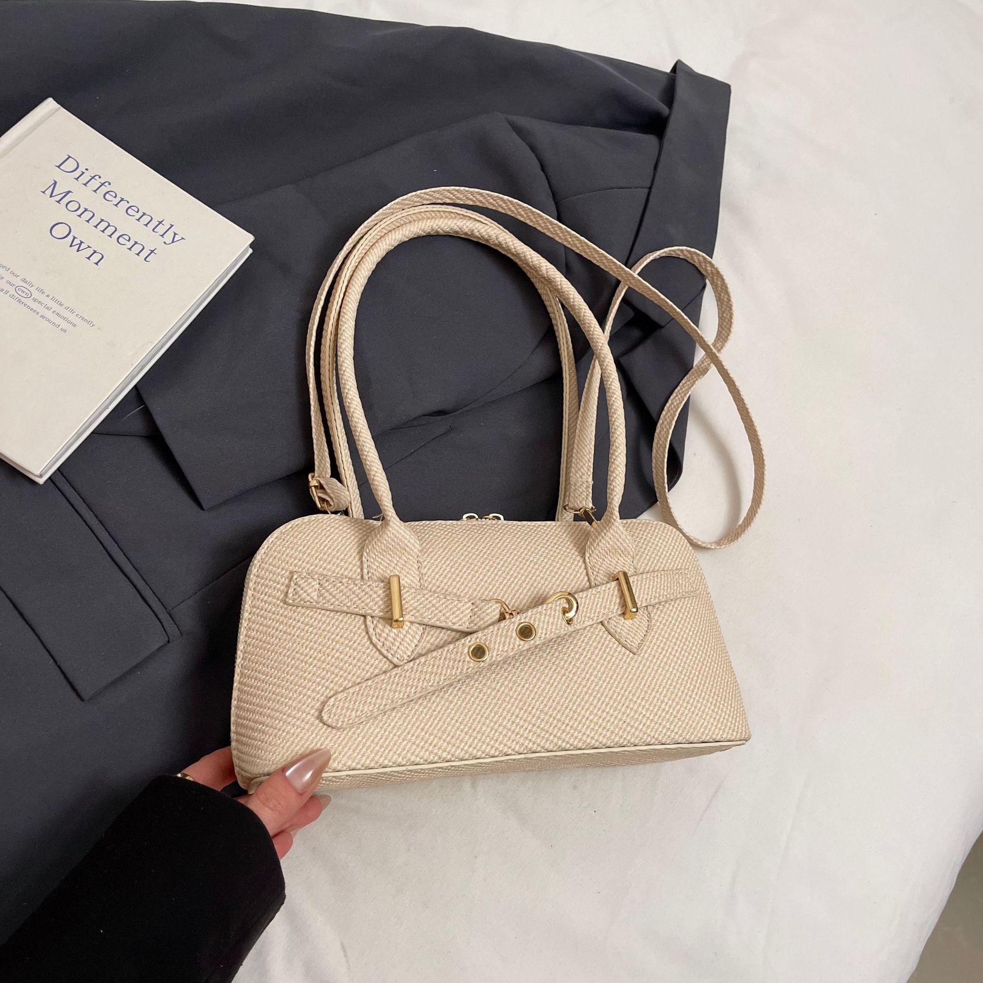 

Женская сумка в иностранном стиле 2025 новая простая и модная сумка под мышкой большая вместимость текстура сумка высокой ценности женщины бежевый