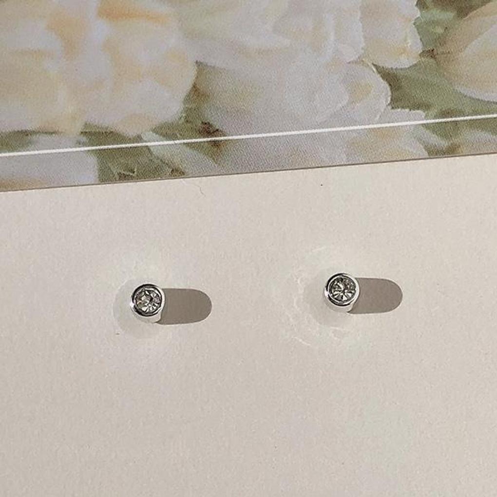 Women's Cubic Round Daily Magnetic Fake Piercing
