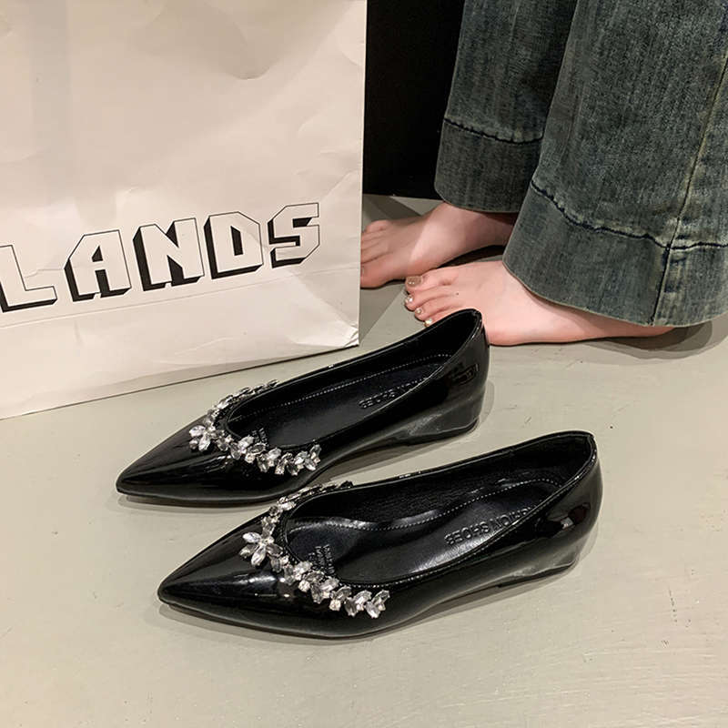 2025 new French evening wind rhinestone pointed flat shoes women's shallow mouth inner height increase single shoes commuter soft sole women's shoes
