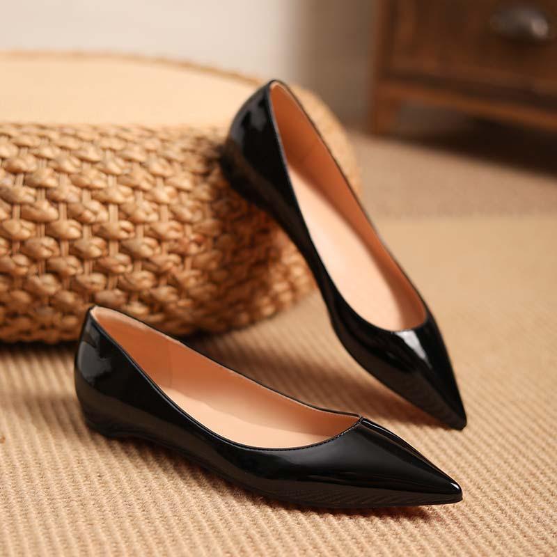 

Телесные туфли-лодочки женские лакированные 2025 осень новые на красной подошве с мелким вырезом острым носком на плоской подошве с внутренней высотой для通勤 и темпераментные женщины 40