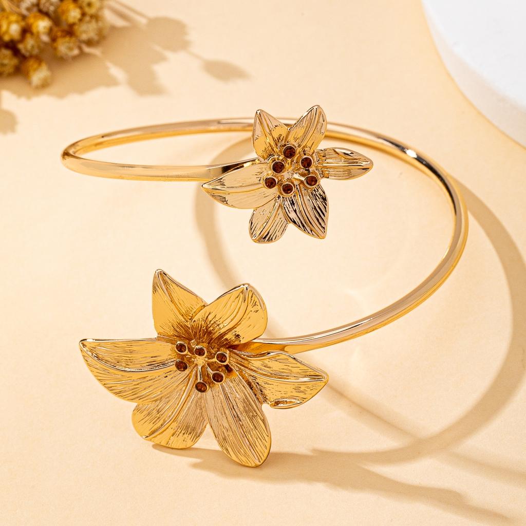 Ein Damen-Armreif zum Öffnen, Neuer böhmischer Stil, Blumenförmiger, verstellbarer Armreif, Damen-Armspange zur Dekoration, Geeignet für den täglichen Gebrauch