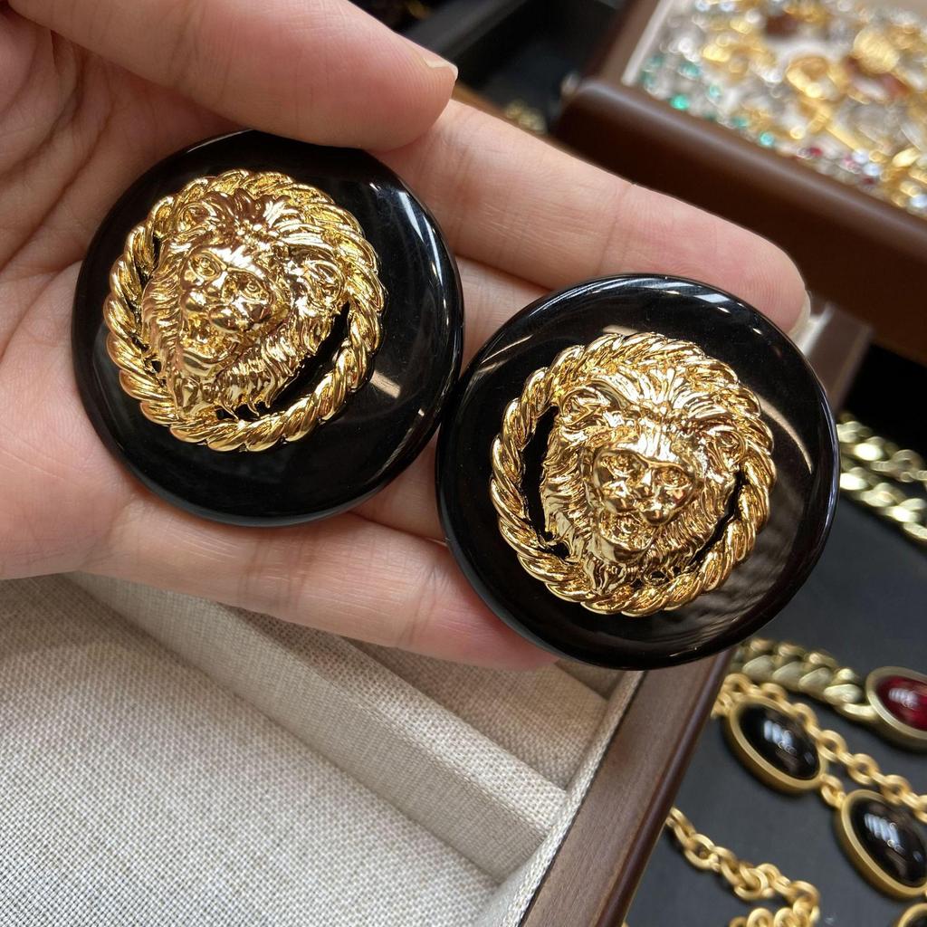 Trendy Schwarz-Gold Löwen Ohrringe: 24 Karat vergoldete Eleganz