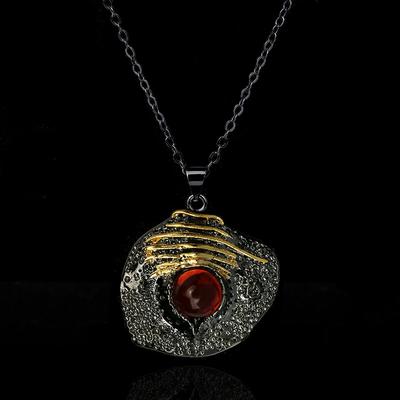 Collana di moda squisita per le donne Ciondolo unico irregolare in oro nero intarsiato con gemma rossa catena clavicola catena di gioielli italiani maglione