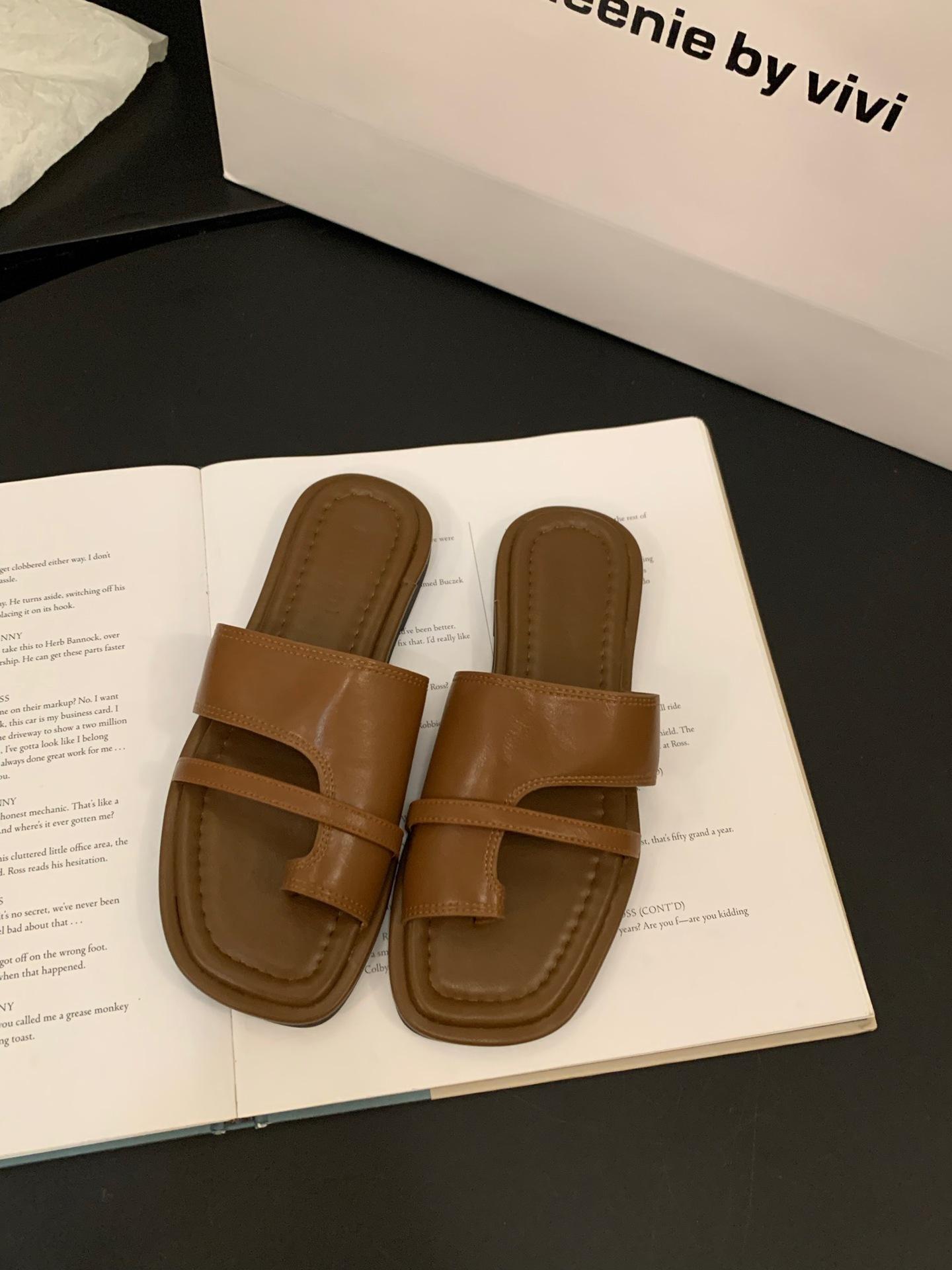 

Niche плоские ретро закрытые носки классные тапочки женская обувь летняя одежда 2025 новые летние мягкие пляжные сандалии на подошве 42