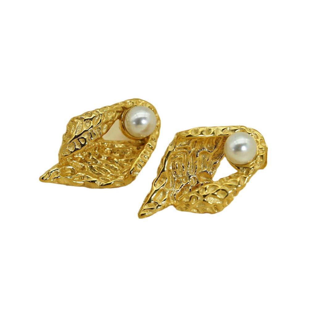Elegant Retro C-Shaped Pleated Earrings: Light Luxury Stainless Steel Electroplated Design