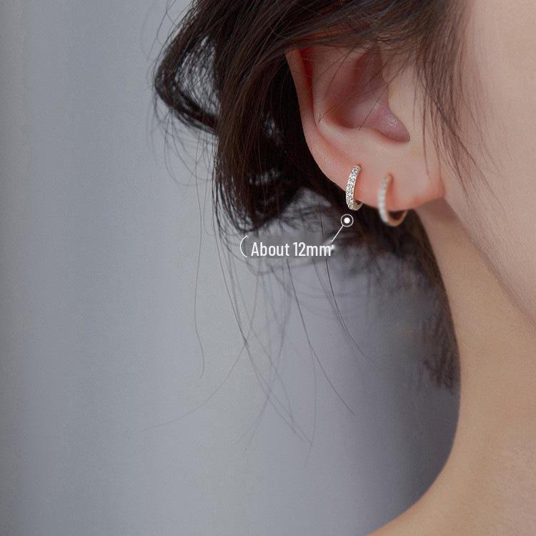 

«Элегантные золотые серьги-кольца с бриллиантами и серебром 925 пробы»