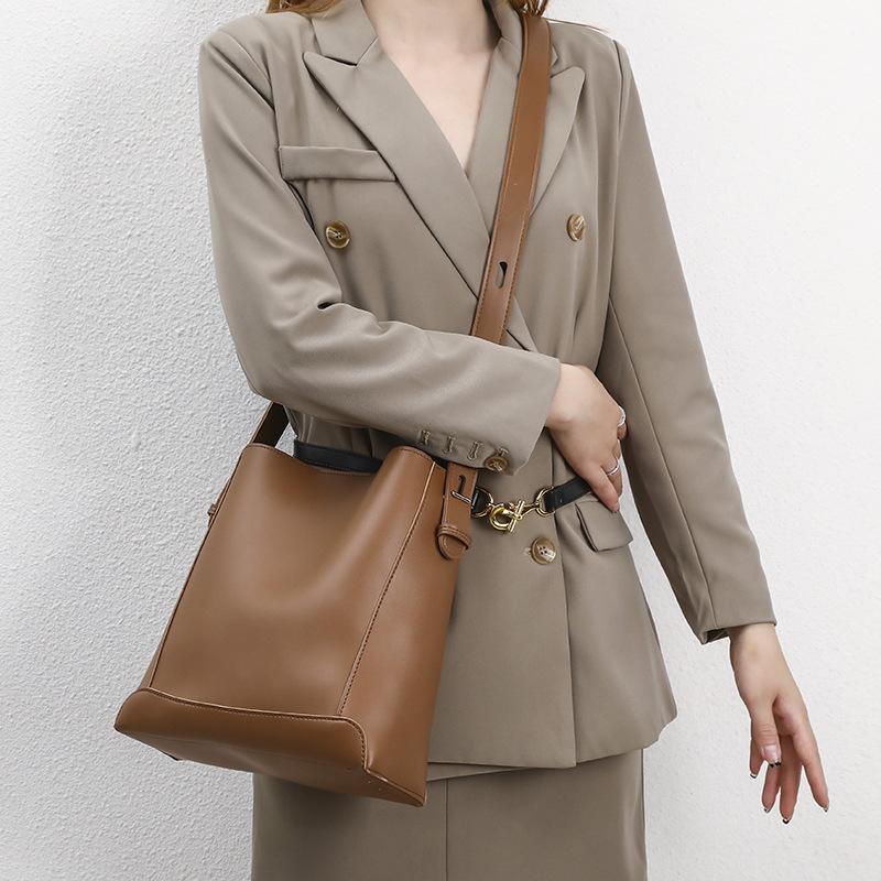 Spring and Summer New Versatile Simple Commuting Bag Large Capacity Mother Bag One-shoulder Underarm Bucket Bag Crossbody Bag for Women