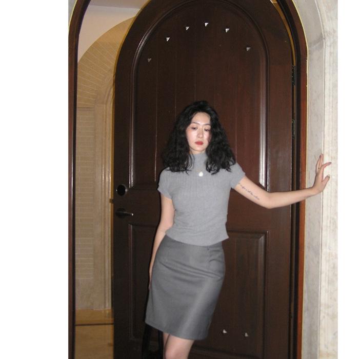 

Маленькая женская футболка с коротким рукавом облегающего кроя, с высоким воротником и высокой талией, с неровным подолом Extra Large серый