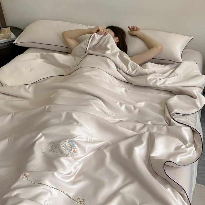 2024 Neue Eis-Viskose Sommerdecke Bär Florale Stickerei Kühlendes Gefühl Dünne Decke Waschbar Antimikrobiell Kühl Leicht Steppdecke