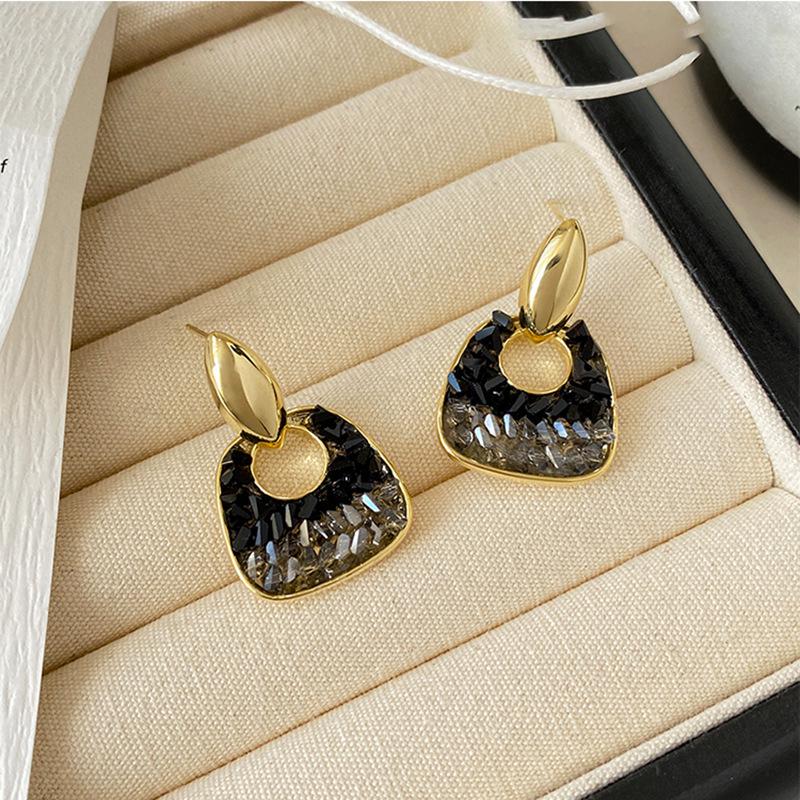 Elegant Geometric Crystal Stud Earrings 2024 – Chic Style for Women