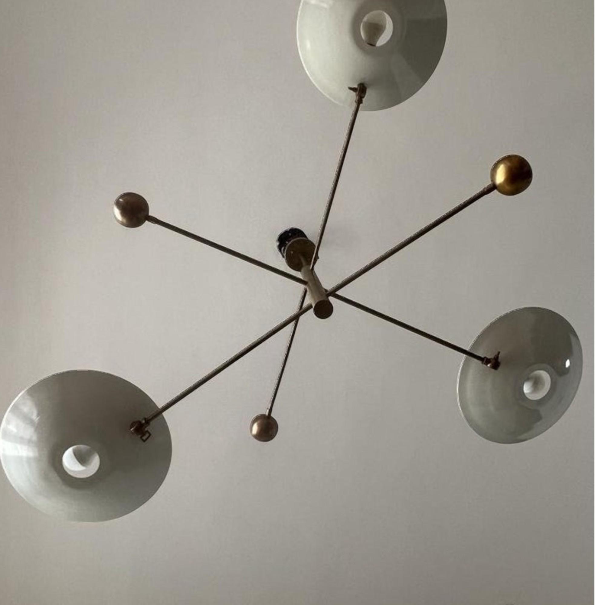 

Итальянская люстра середины века с тремя закрытыми рожками из белой и патинированной латуни