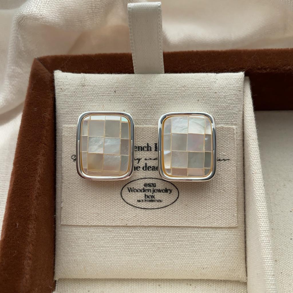 Round Square Classic Shell Stud Earrings Retro Elegance Light Luxury Temperament Versatile Niche Simple And Exquisite