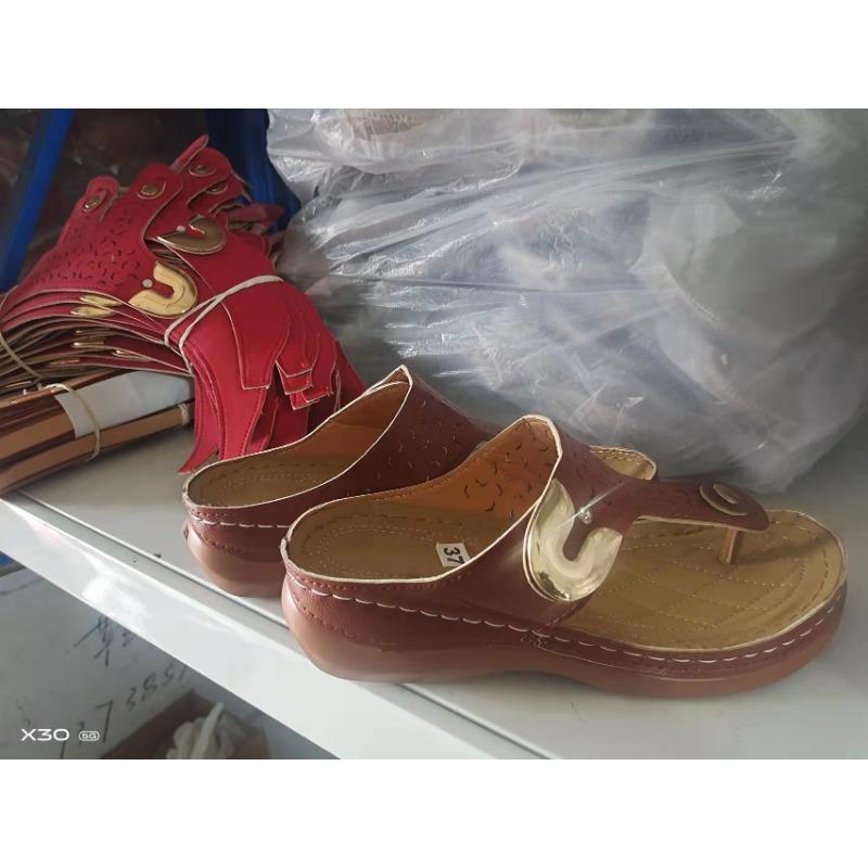 Flat-bottomed thick-soled women's cool slippers large size 4 thick-soled flip-flops shoes summer new wedge slippers