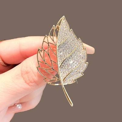 Elegante goldfarbene hohle Strass-Blätter-Brosche, glänzende Zirkonia-Damenbroschen, Metall-Anstecknadeln, Party-Abzeichen, Schmuckgeschenke