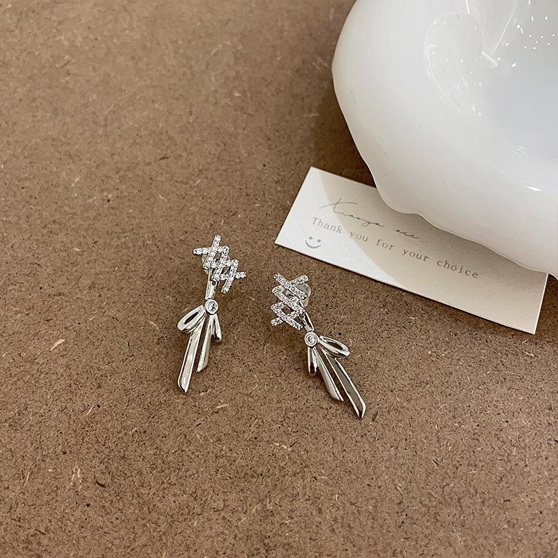 A Pair Of Zircon Bow Stud Earrings For Women With A Niche Design Sense, Light Luxury, Fashion, Simple And Versatile Earrings And Earrings.