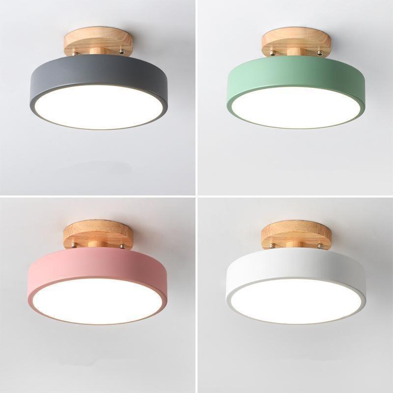 Minimalistische nordische LED-Deckenleuchte mit Holzkörper für die Beleuchtung von Hausfluren