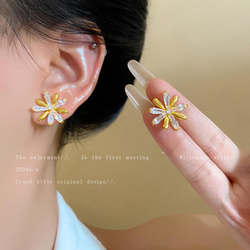 High-end niche zircon gold daisy flower stud earrings Korean light luxury temperament earrings new popular earrings