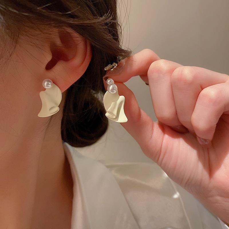 Silver Needle White Heart Tassel Earrings: Luxurious, Versatile, and Stylish Stud Earrings for Women.