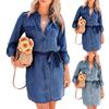 Abito da donna primaverile con colletto rovesciato, monopetto, allacciato in vita, maniche lunghe con tasche sul petto, abito in denim per l'uso quotidiano e gli appuntamenti