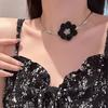 Tooxika Lüks Küçük Üç Boyutlu Siyah Çiçek Yaka Moda Yüzle Uyumlu Choker Köprücük Kemiği Kolyesi