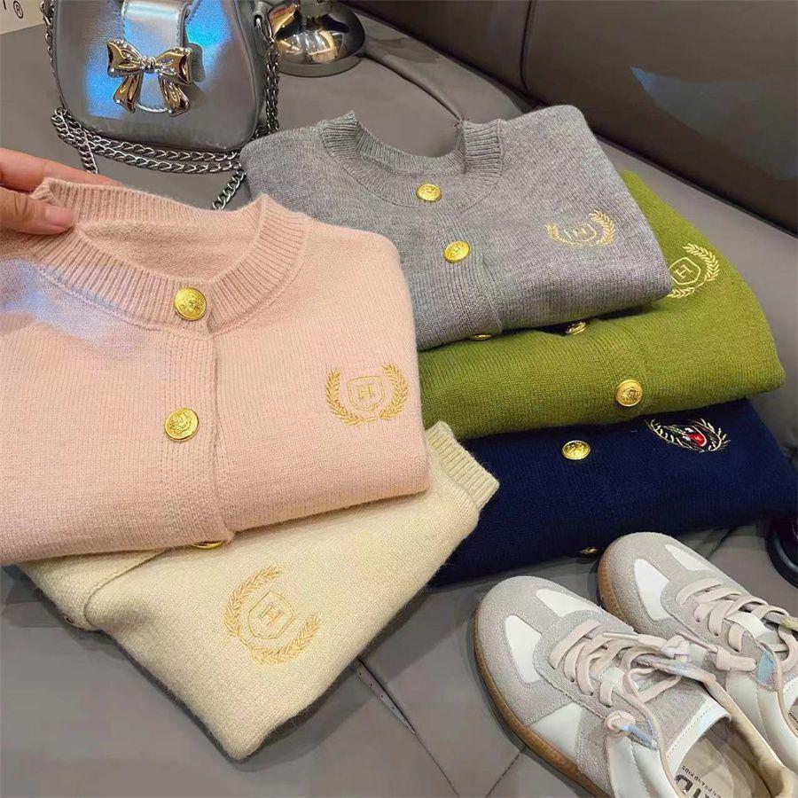 

Детский корейский шерстяной вязаный свитер-кардиган с вышивкой букв, осень/зима 2025 130 cm бежевый