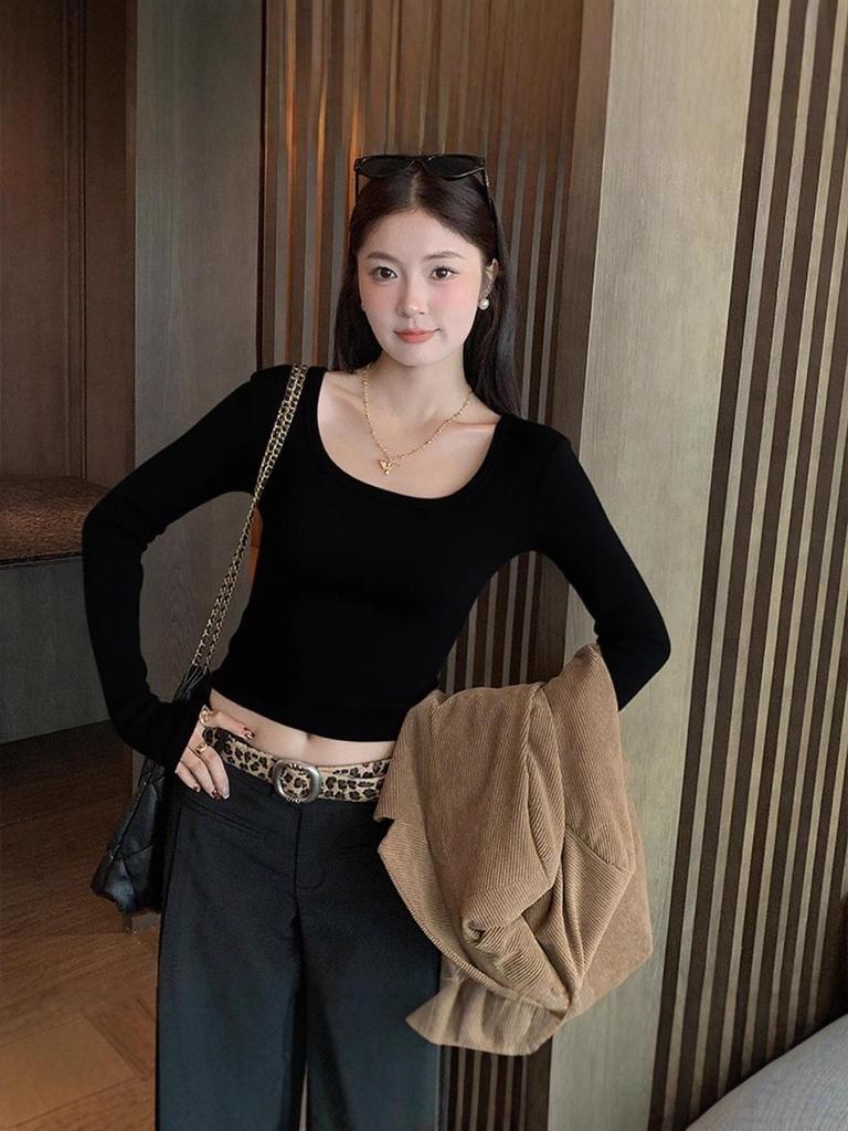 Women's Retro Red U-neck Long-sleeve T-shirt - Slim Fit Korean Style Spicy Girl Top for Autumn/Winter.