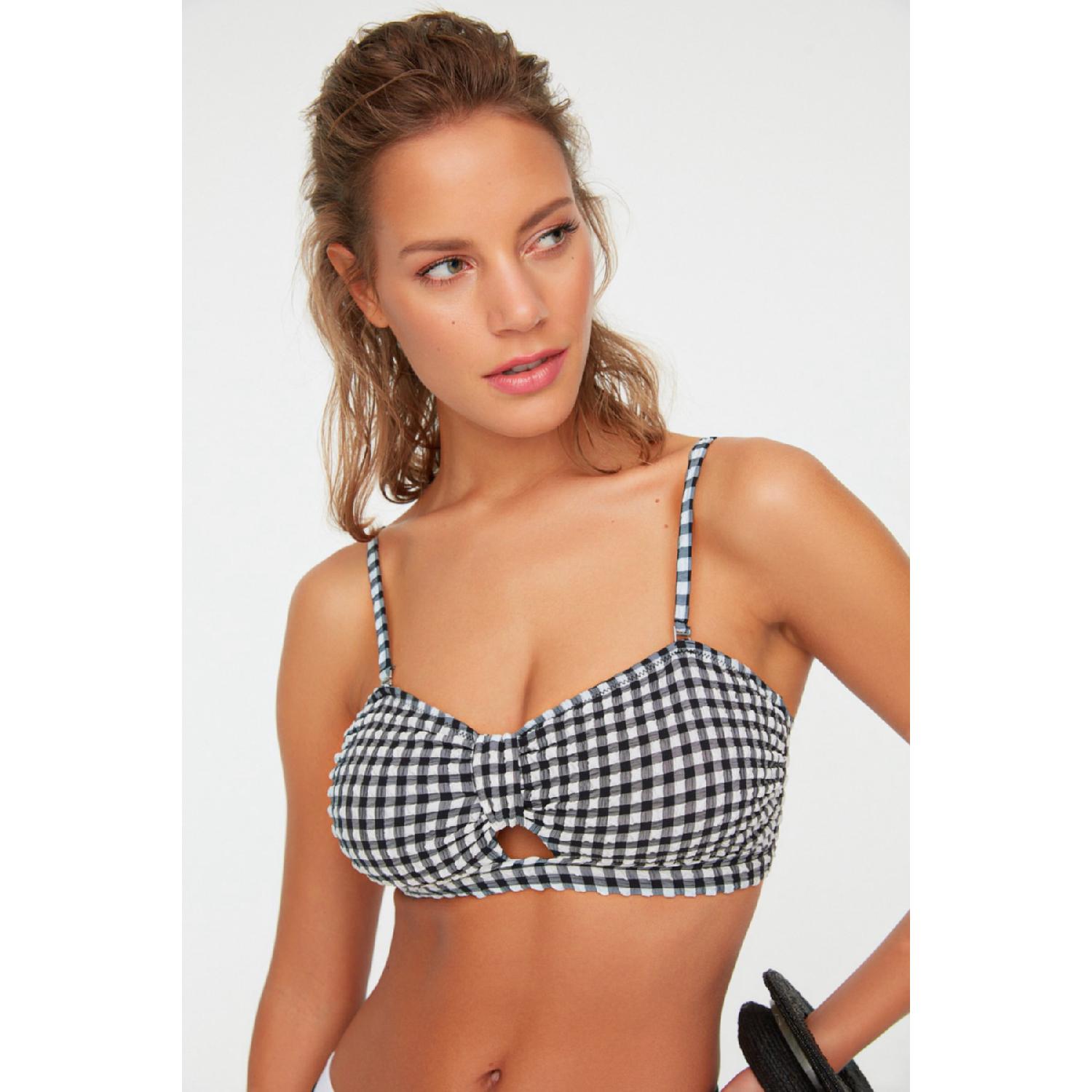 

Текстурированный бикини-топ в мелкую клетку без бретелек с вырезами и окнами Tbess22bu0068 34 фиолетовый