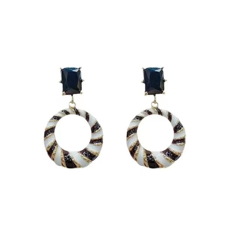 Exaggerated Design Black and White Contrasting Striped Earrings Women's Light Luxury High-end Hong Kong Style Geometric Circle Earrings Retro Earrings