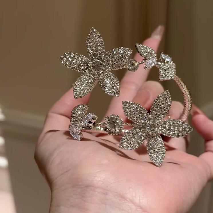 Exquisite European and American Geometric Flower Diamond Bracelet - Luxurious High-End Jewelry Design