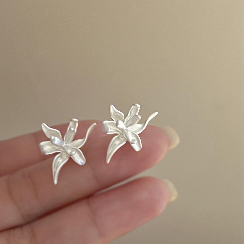 Exaggerated Metal Flowers Zircon Stud Earrings For Women Fashion Gold Color Hollow Round Temperament Earrings Zircon Party Gifts