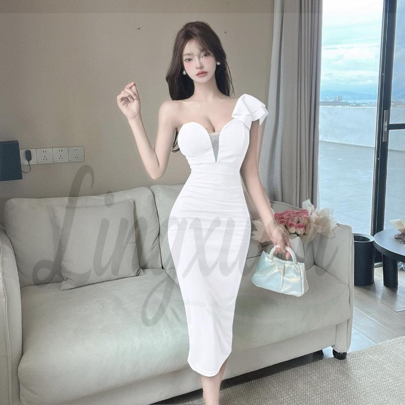 

Elegant One-Shoulder Ruffle Evening Gown: Irregular Hem and Figure-Flattering Design. L білий