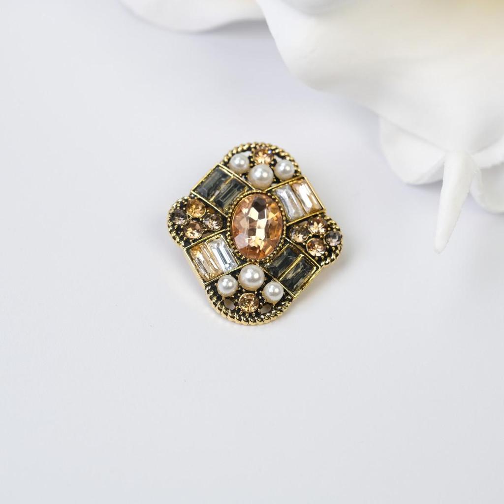 Retro Baroque Brooch: Elegant Luxury Court Style Pin for Suits and Overcoats